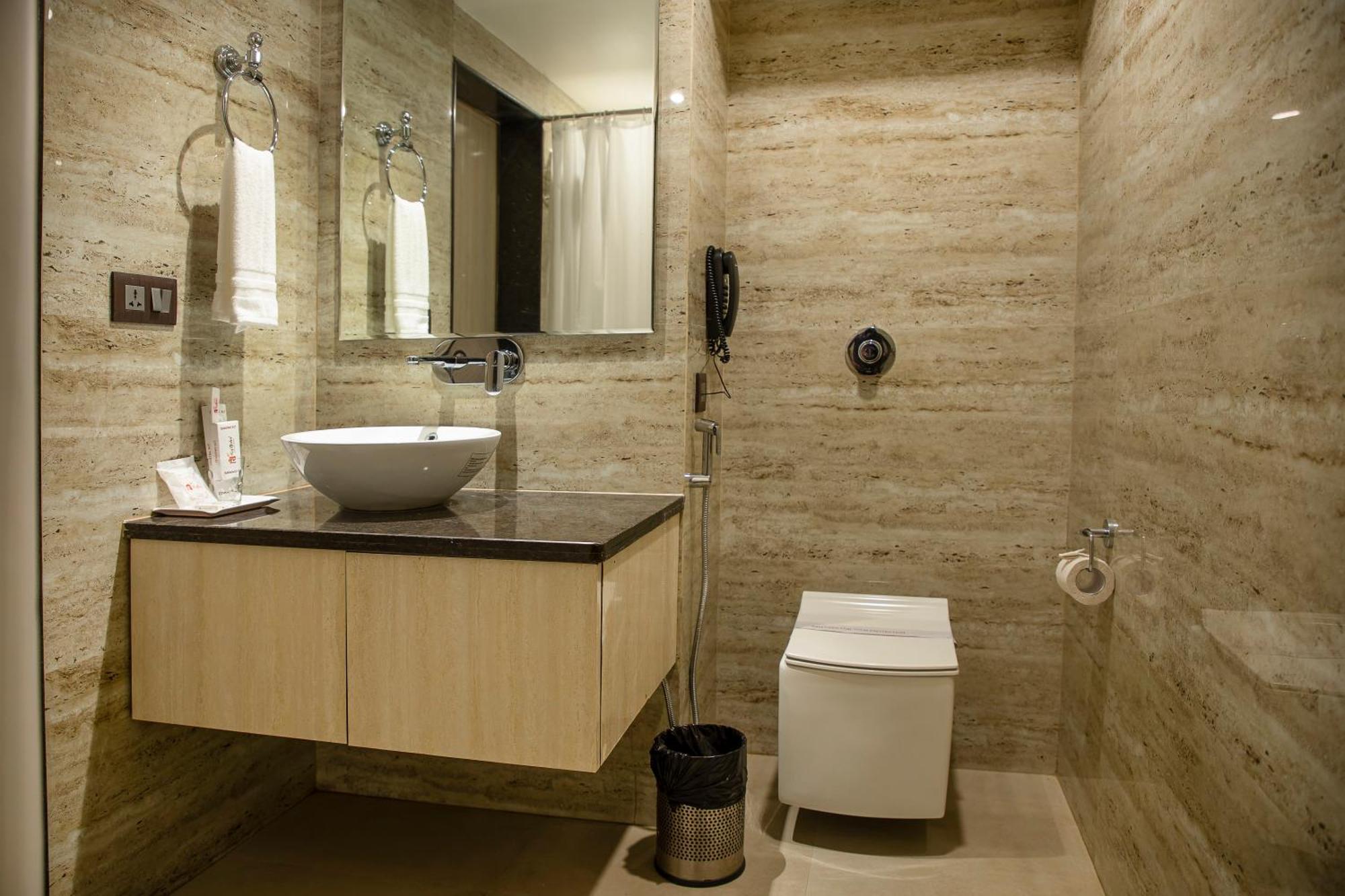 גווהטי Hotel Rajmahal מראה חיצוני תמונה