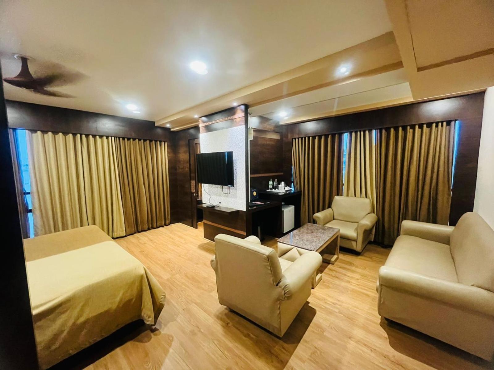 גווהטי Hotel Rajmahal מראה חיצוני תמונה