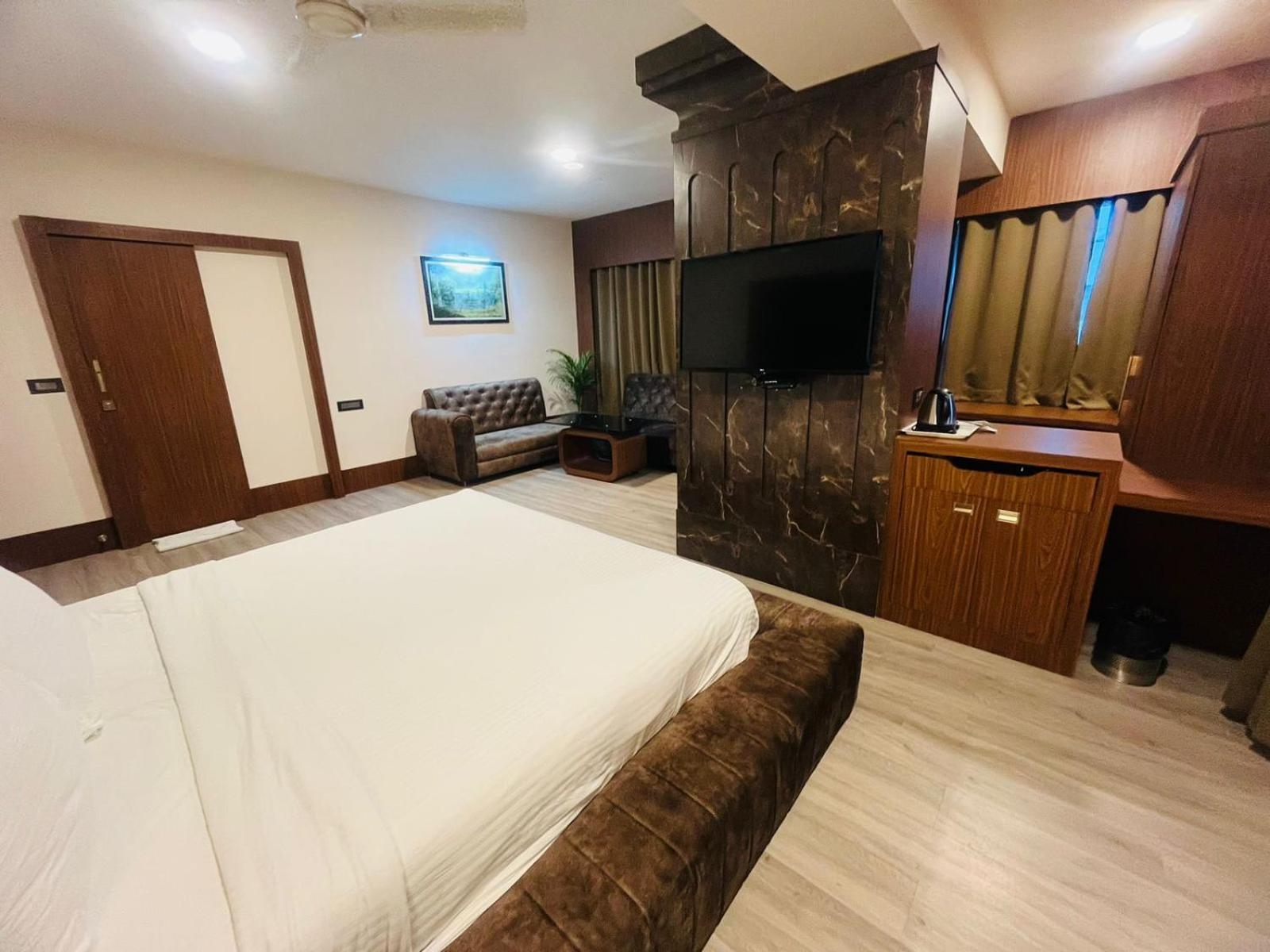 גווהטי Hotel Rajmahal מראה חיצוני תמונה