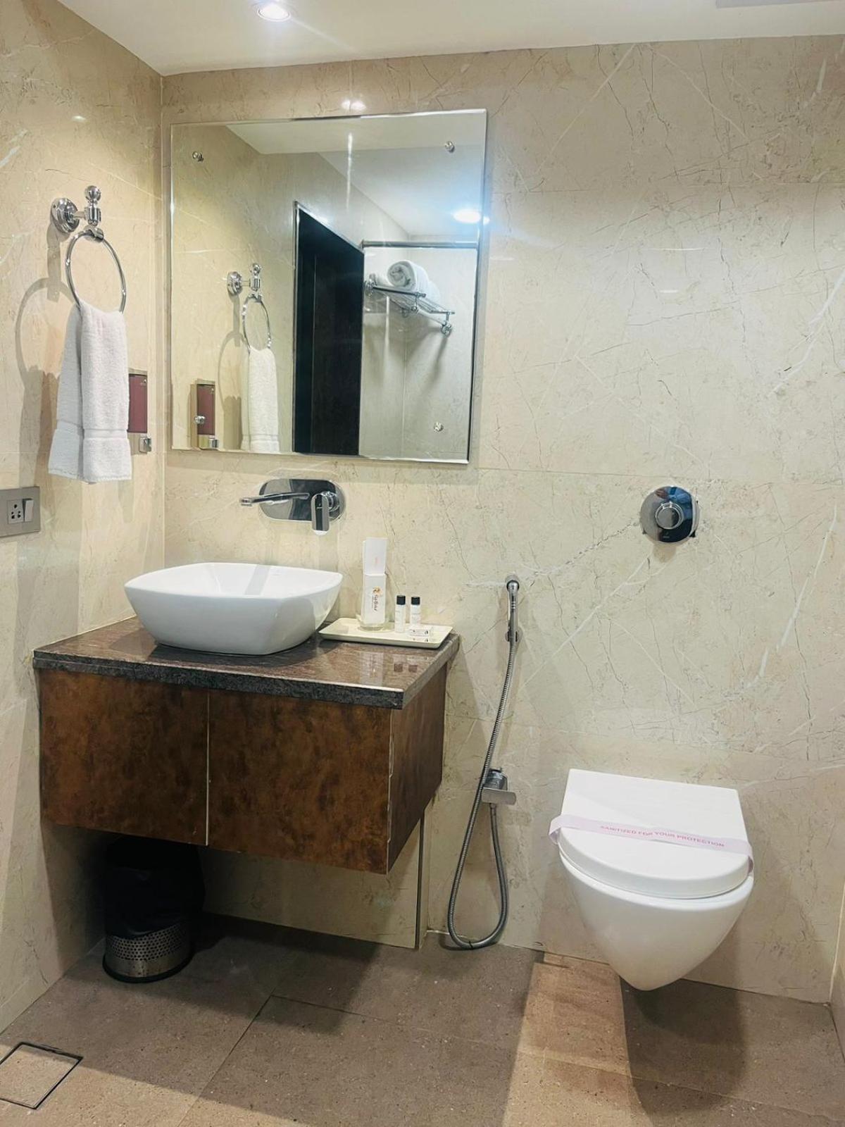 גווהטי Hotel Rajmahal מראה חיצוני תמונה